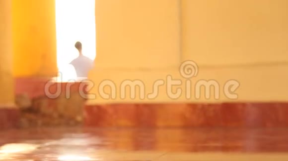 在阿什拉姆做瑜伽的女人视频的预览图