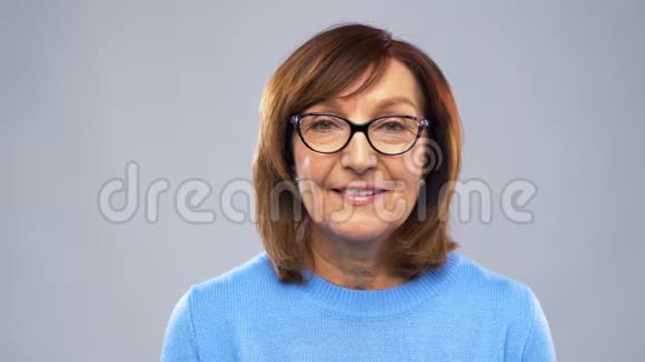 戴眼镜的幸福老年妇女画像视频的预览图