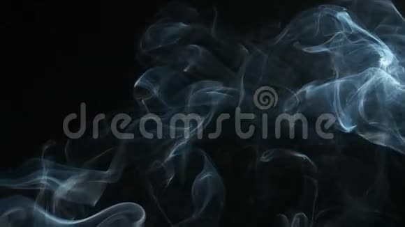 香烟烟雾在黑色背景下升起视频的预览图
