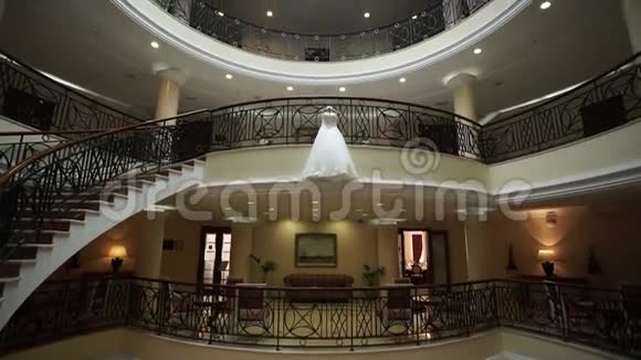 酒店梯子上的婚纱视频的预览图