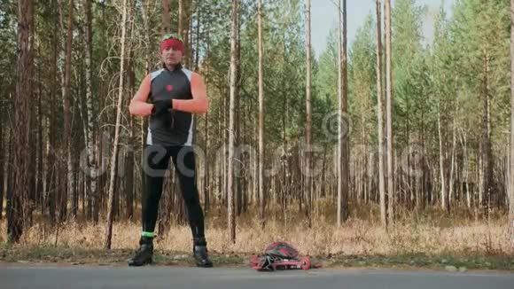 训练运动员滑旱冰双项全能骑在带有滑雪杆的溜冰鞋上戴在头盔上秋天视频的预览图