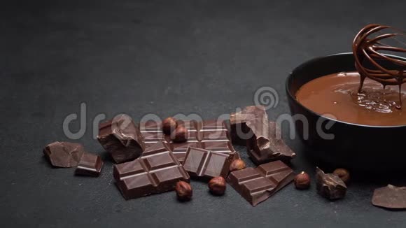 陶瓷碗巧克力奶油或融化的巧克力和巧克力片视频的预览图