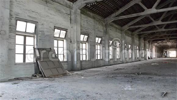 空的工业阁楼建筑背景和裸露的水泥墙视频的预览图