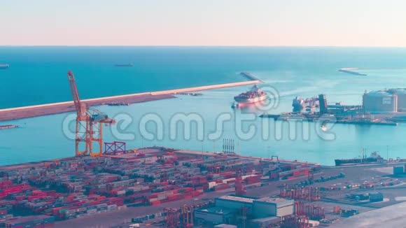 巴塞罗那太阳光港全景4时间间隔西班牙视频的预览图