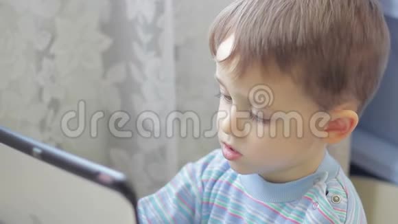 小男孩在玩平板电脑游戏视频的预览图
