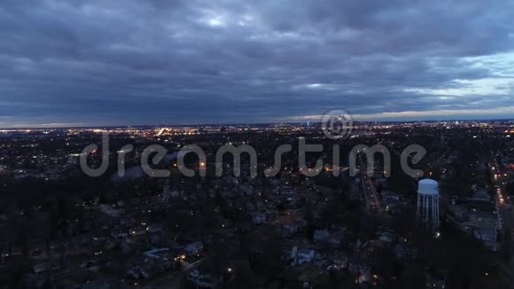 空中观景飞往费城天际线视频的预览图