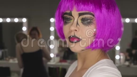 粉红头发化妆女孩的艺术视频的预览图