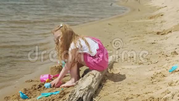 阳光明媚的一天孩子们在河边的海滩上玩耍视频的预览图