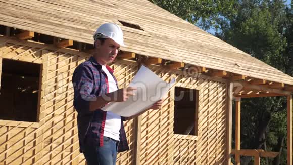 概念建筑构建建筑师慢动作视频生活方式建筑工人戴着头盔站在建筑上视频的预览图