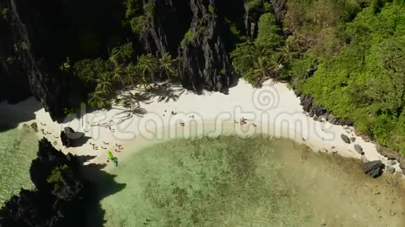 热带海水泻湖和海滩菲律宾厄尔尼诺视频的预览图