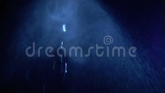 气溶胶在黑色背景下喷洒小水滴慢动作视频的预览图