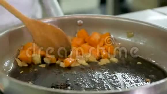 厨师在餐厅或酒店的厨房用平底锅煮蔬菜视频的预览图