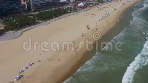 韩国釜山海恩大沙滩的鸟瞰图视频的预览图