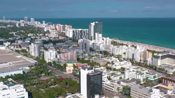 迈阿密佛罗里达州美国2019年1月空中无人机全景飞行迈阿密海滩市中心视频的预览图