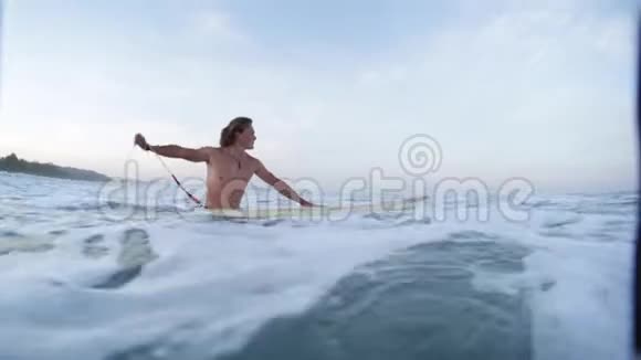带冲浪板的年轻人视频的预览图