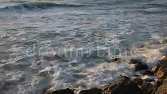 波浪和岩石视频的预览图