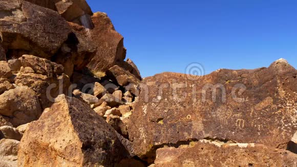 东部山区Chalfant山谷的古岩石岩视频的预览图