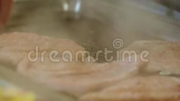 鸡胸肉烤在专业烤架上视频的预览图