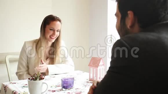 一对夫妇在咖啡馆里聊天视频的预览图