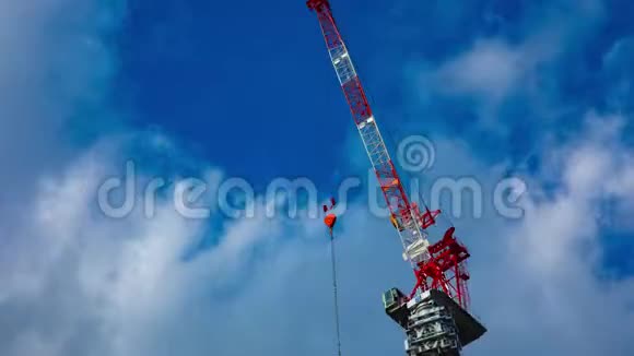 在东京起重机在蓝天后面移动视频的预览图