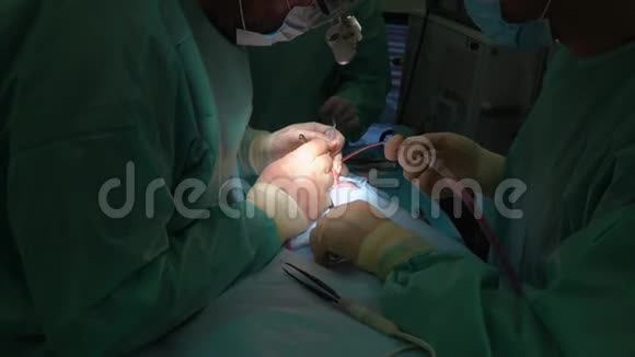 外科医生和他的助手做鼻子整容手术视频的预览图