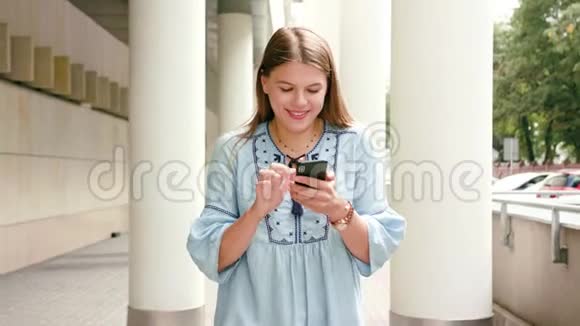 在城里用电话的年轻女士视频的预览图