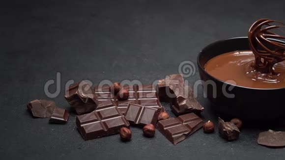陶瓷碗巧克力奶油或融化的巧克力和巧克力片视频的预览图