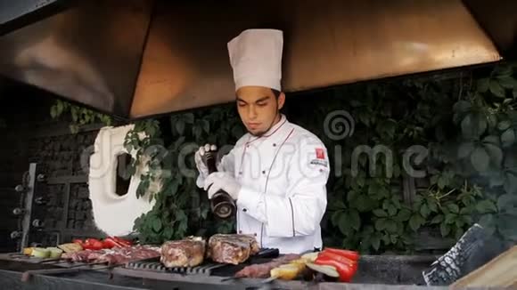 厨师胡椒牛肉牛排视频的预览图