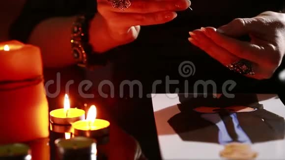 女人拥有黑色魔法的仪式施咒人他用摄影视频的预览图