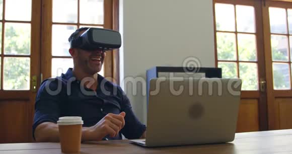 使用虚拟现实耳机的商务人员视频的预览图