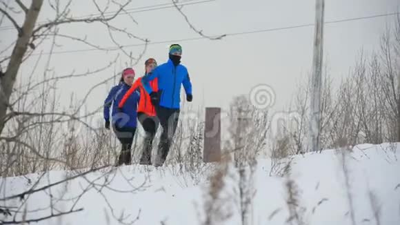 冬季森林慢跑运动员组视频的预览图