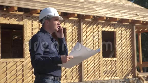 概念建筑构建建筑师慢动作视频戴着头盔的建筑工人站在建筑工人的手中视频的预览图