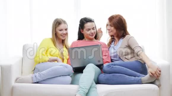 三个带笔记本电脑的微笑少女视频的预览图