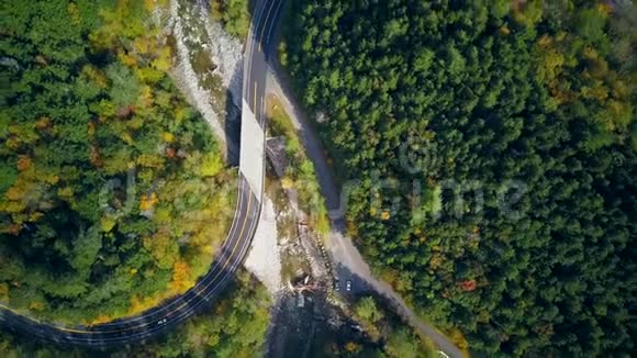 莫霍克小径在秋天蜿蜒曲折的道路视频的预览图