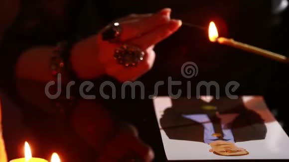 女人拥有黑色魔法的仪式施咒人他用摄影视频的预览图