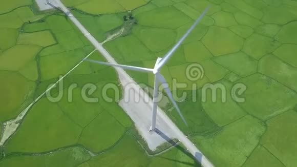 绿色领域的无人机视野风车涡轮机能源站空中观景风力发电机组替代办法视频的预览图