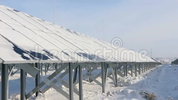 阳光明媚的一天白雪覆盖的太阳能电池板视频的预览图