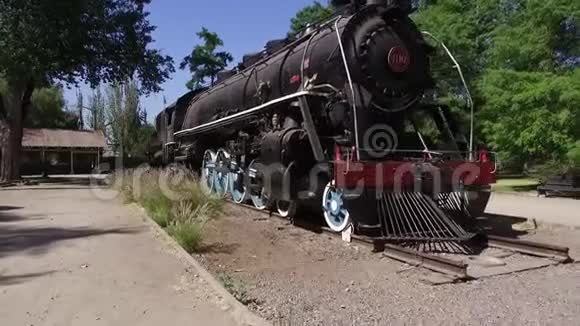 公园里的一辆旧火车视频的预览图