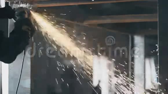从事金属切割的工业工程师视频的预览图