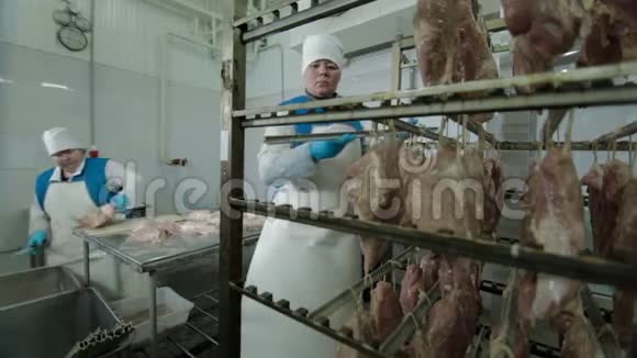 肉类和香肠加工厂的工业肉类生产过程视频的预览图