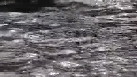 抽象性质波浪状的河面上闪烁着美丽的阳光视频的预览图