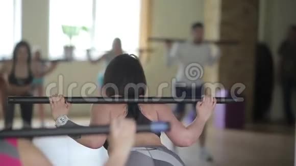 一群人在健身房做有氧运动视频的预览图