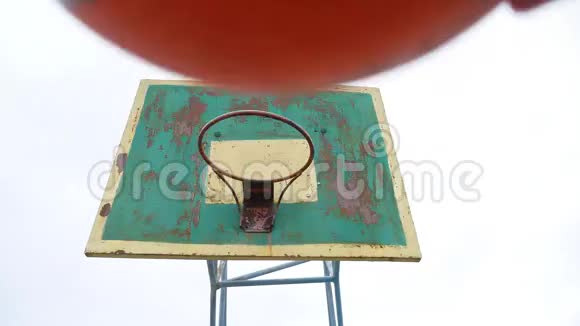 旧篮圈篮球底景户外生锈铁球运动进入篮筐视频的预览图