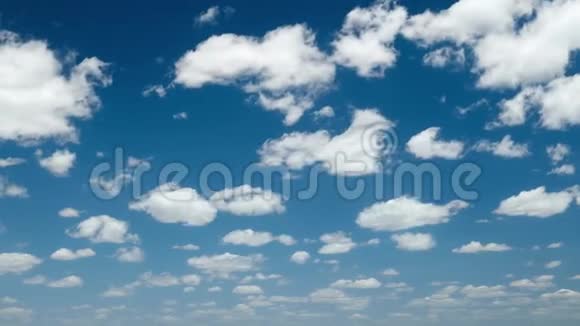 明亮美丽的蓝天有云彩的背景或纹理视频的预览图