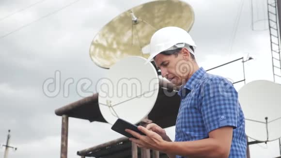 电信互联网连接概念行业生产站概念电视台工人工程师视频的预览图