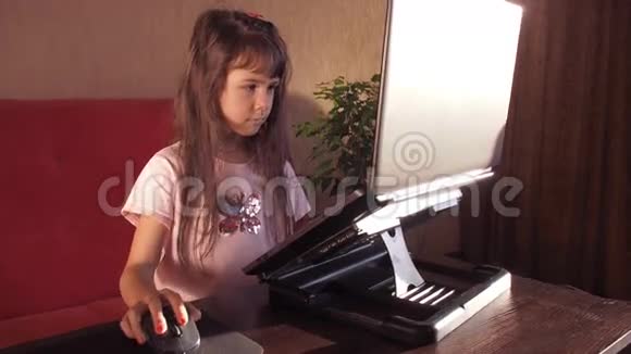 带着笔记本电脑的小女孩视频的预览图