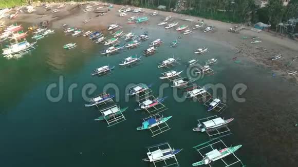 空中无人驾驶飞机观船停泊在海湾与清澈和绿松石水在热带泻湖的船和游艇视频的预览图