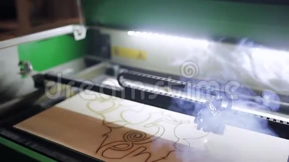 一种用激光切割胶合板的机器视频的预览图