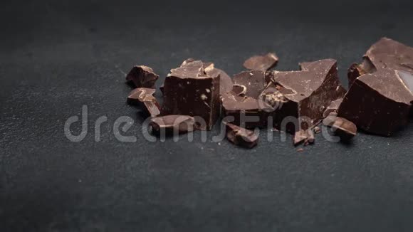 深色混凝土背景下的黑色或牛奶有机巧克力视频的预览图