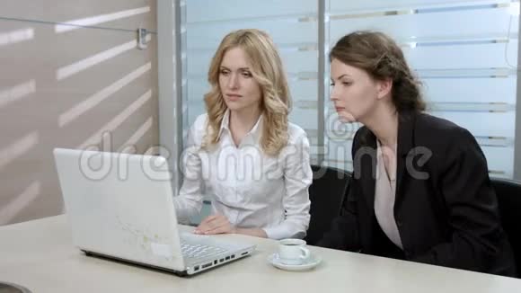办公室里的女人视频的预览图